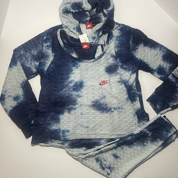 Nikes Matching sets for women - Picture 3 of 5